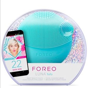 FOREO Luna facial cleansing brush.